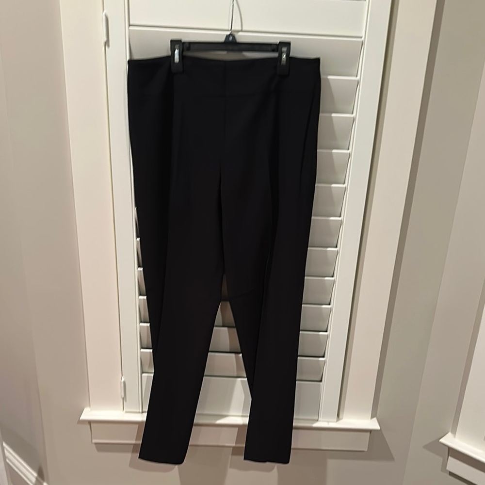 Nic + Zoe Women’s Classic Black Side Zip Pants
Sz 12. Like New Condition